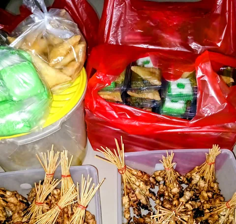 Ikatan sate ayam dan kotak kue untuk acara