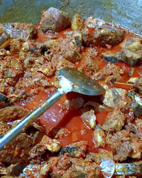 Asam padeh ikan simba dalam wajan besar