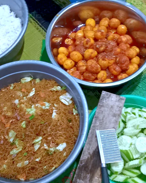 Balado telur ayam, bihun goreng, dan timun dalam baskom