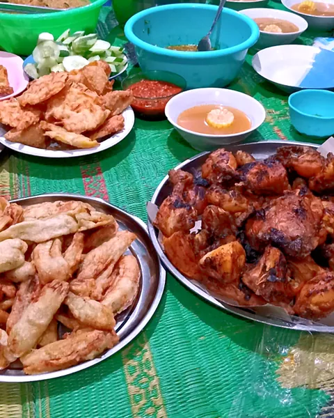 Hidangan acara: ayam bakar, bakwan, dan sambal
