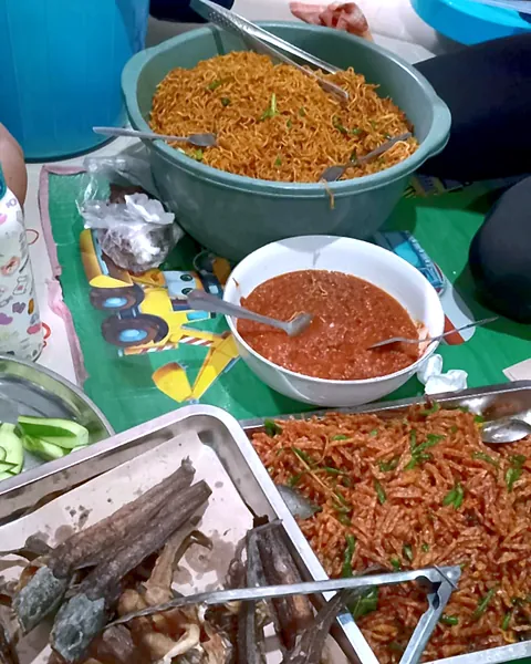 Mi goreng, sambal, dan ikan bakar untuk hidangan acara